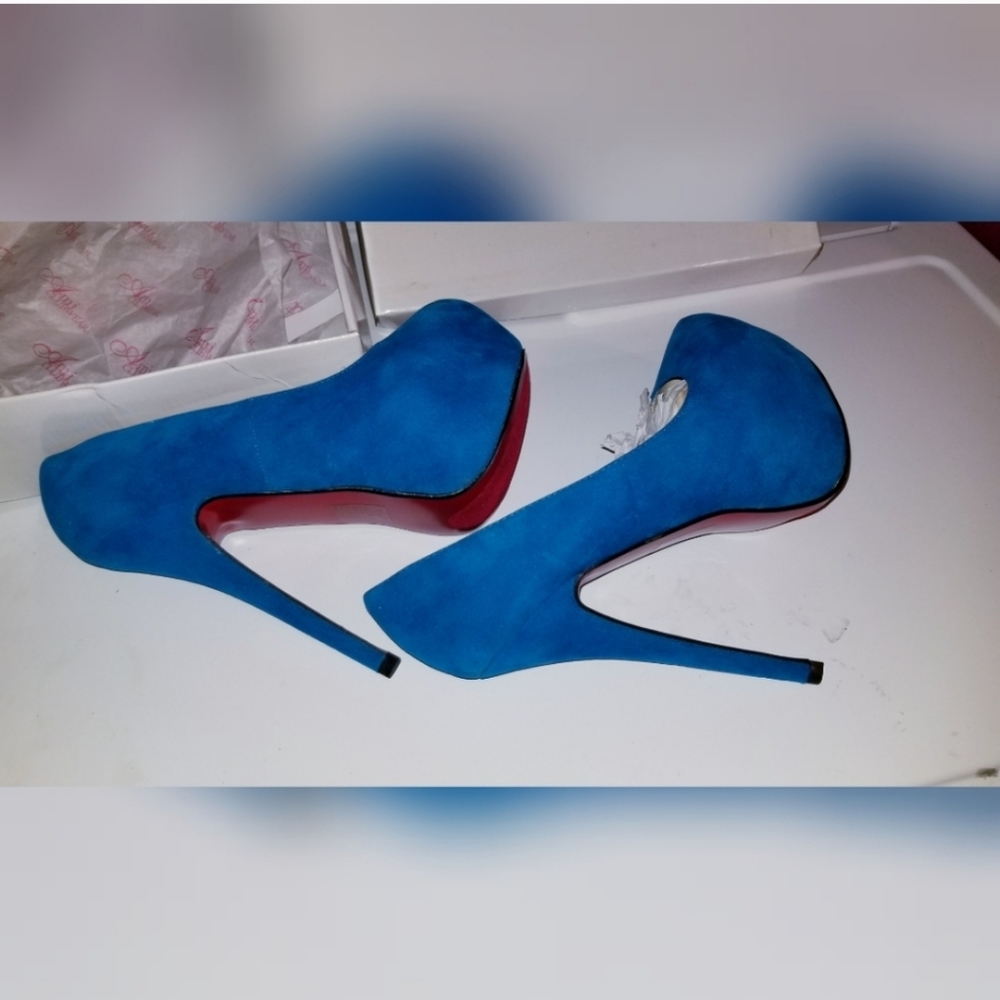 Blue Heels - Picture 2 of 7